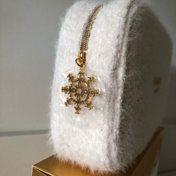 Chanel Beauty 2024 Holiday Cosmetic Pouch - Picture 5 of 9